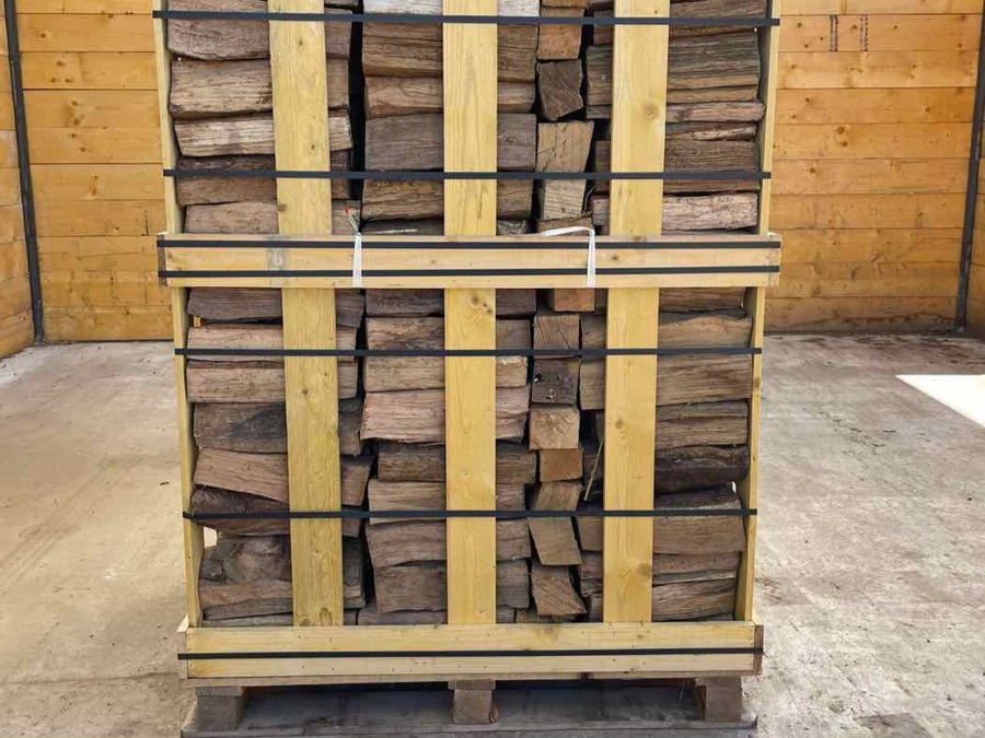 Deux caisses palettes de bûches de 33 cm empilées au dépôt SARL Raoult à Hécourt