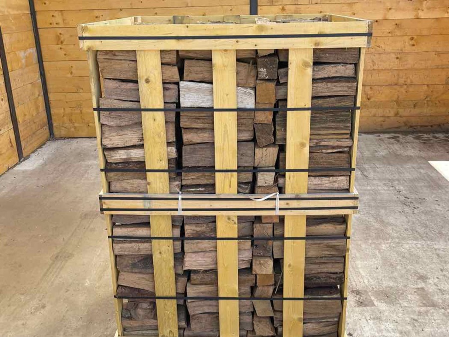 Bûches de 33 cm stockées sous hangar ventilé