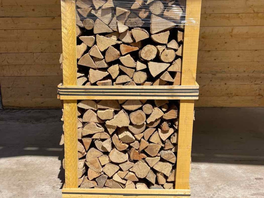 Bûches de 40 cm fendues et sèches, empilées en deux caisses
