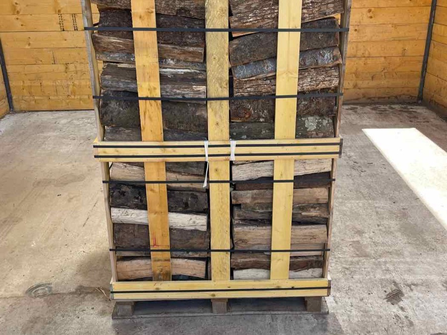 Caisses palettes de bûches de 50 cm empilées