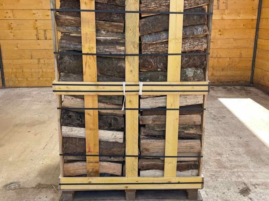 Stock de bûches de 50 cm en caisses au dépôt de Hécourt