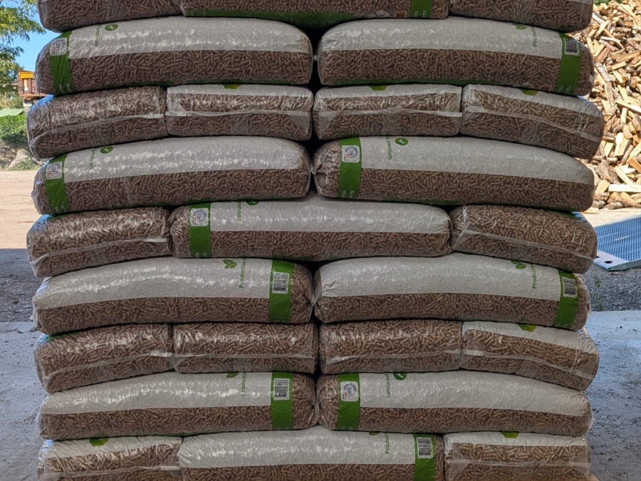 Palette de granulés de bois en sacs de 15 kg, en extérieur