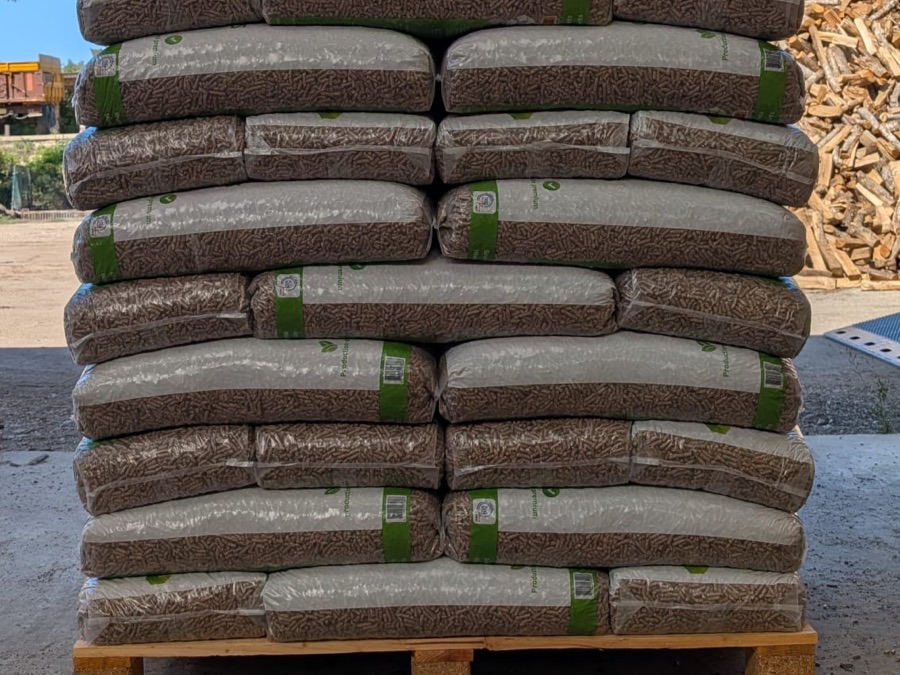 Sacs de granulés de bois de 15 kg disponibles au dépôt