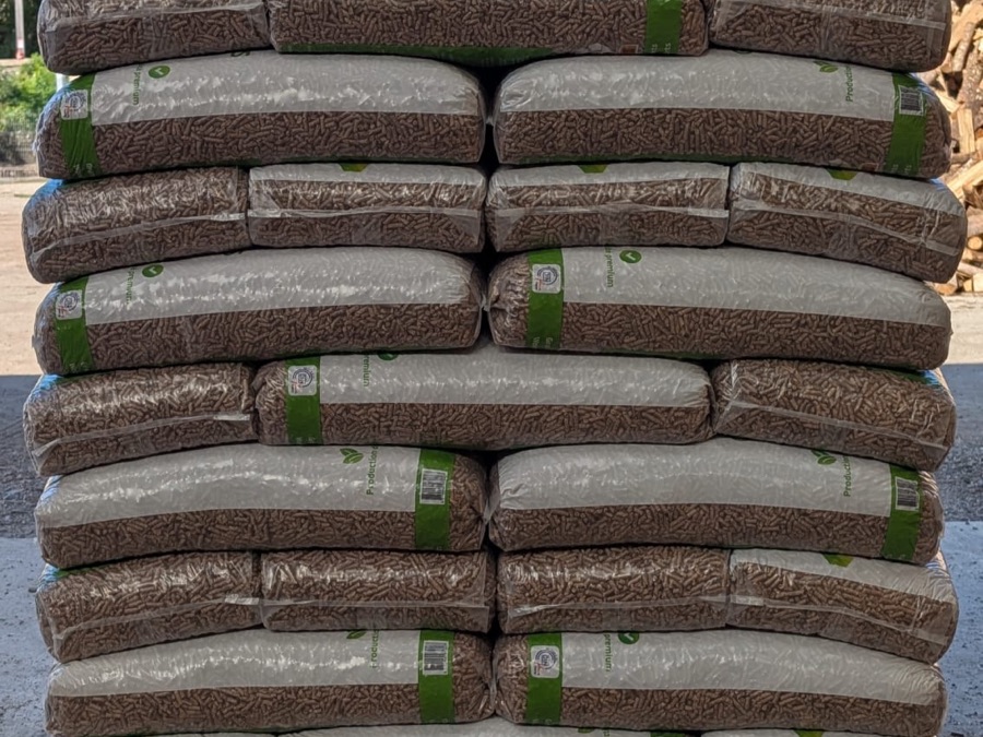 Sacs de granulés de bois empilés sur palette
